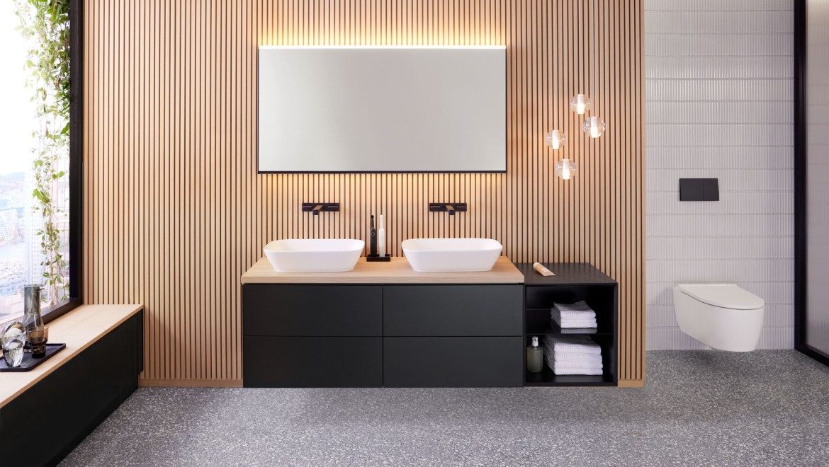 Geberit ONE kombinerad med Geberit Option Plus Square 135 cm i mattsvart. (© Geberit)