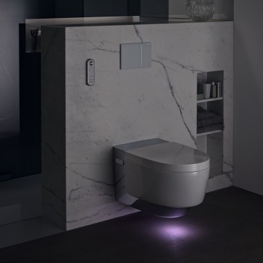 Geberit AquaClean Mera Comfort krom med orienteringsljus (© Geberit)