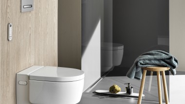 Geberit AquaClean mera Comfort duschtoalett med fjärrkontroll och Sigma50 spolplatta (© Geberit)