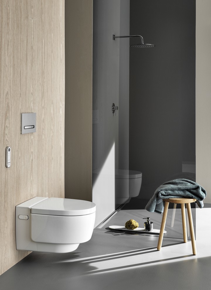 Geberit AquaClean Mera Comfort duschtoalett med fjärrkontroll och Sigma50 spolplatta (© Geberit)