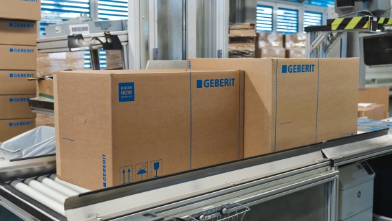 Nytt mindre emballage för duschtoaletter i kontrast till den gamla förpackningen (© Julia Dunlop) Nytt mindre emballage för duschtoaletter i kontrast till den gamla förpackningen (© Julia Dunlop)