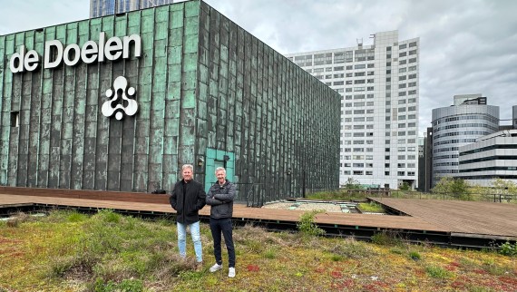 De två arkitekterna Dave Hoffers (till höger) och Carlo Bes vid De Doelen