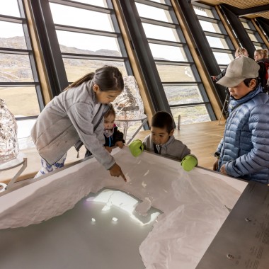 Barn i utställningen på Isfjordcentret Ilulissat (© Adam Mørk)