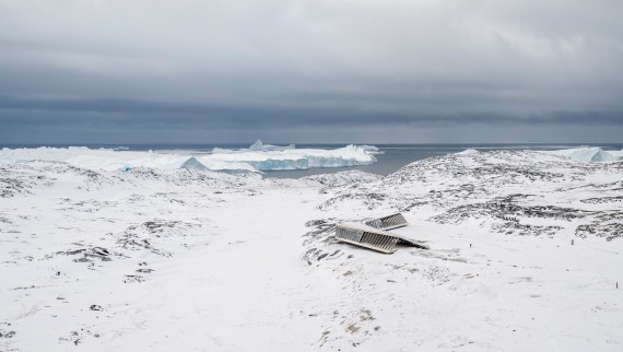 Isfjordcentret är den enda byggnaden mitt i islandskapet (© Adam Mørk)