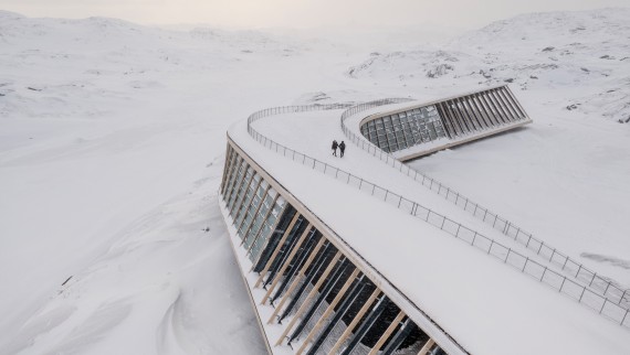 Taket på Isfjordcentret är också en terass (© Adam Mørk)