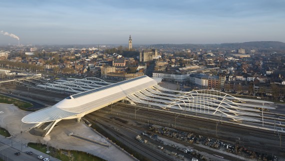 Flygfoto över den nya järnvägsstationen i Mons, Belgien (© Oliver Schuh, Palladium Photodesign)