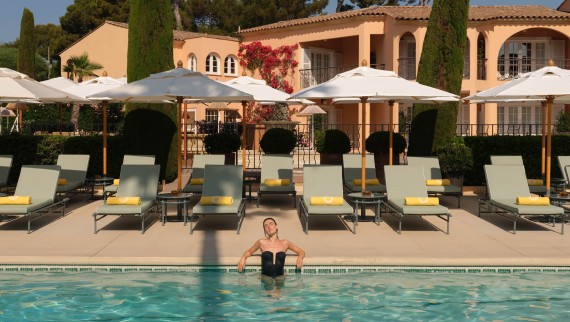 Pool framför Villa Miraé i Antibes (© Marion Butet Studio)