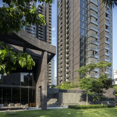 Med 30 våningar svävar de två bostadstornen i Martin Modern-komplexet in i Singapores skyline (© Darren Soh)