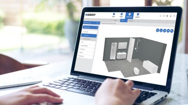 Kvinna designar sitt nya badrum med 3D Badrumsplanering från Geberit