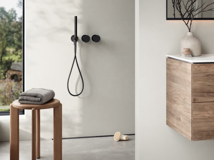 Glamoröst badrum med Geberit badrumsmöbler och CleanLine golvränna Glamoröst badrum med Geberit badrumsmöbler och CleanLine golvränna