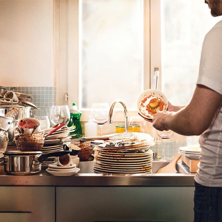 Smutsig disk i en vask Smutsig disk i en vask