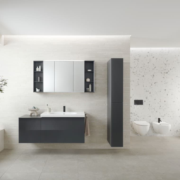 Spegelskåpet Geberit Option erbjuder gott om förvaringsutrymme, ett inbyggt eluttag och en USB-port Spegelskåpet Geberit Option erbjuder gott om förvaringsutrymme, ett inbyggt eluttag och en USB-port