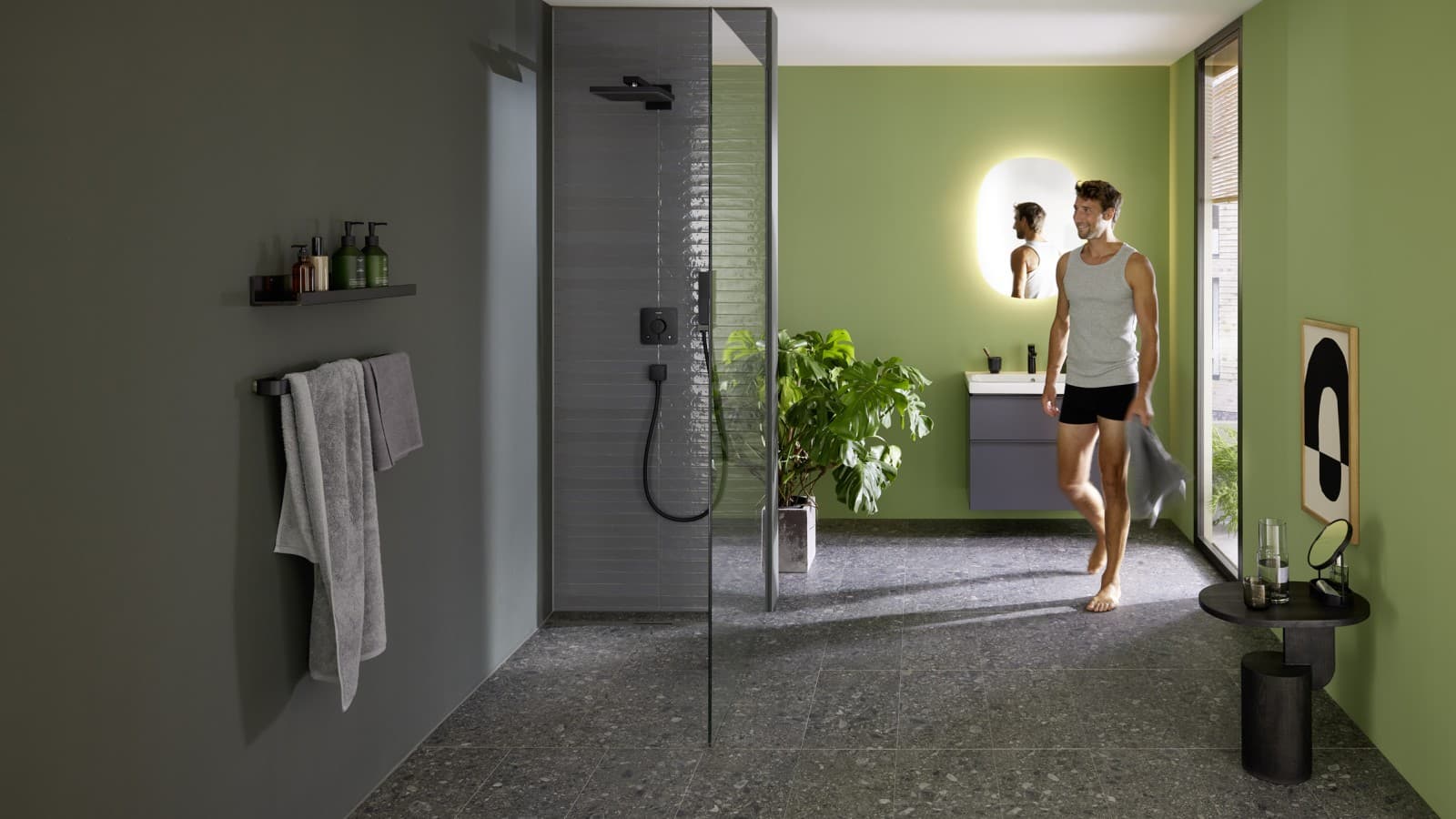 Man i ett badrum med Geberit CleanLine30 Man i ett badrum med Geberit CleanLine30
