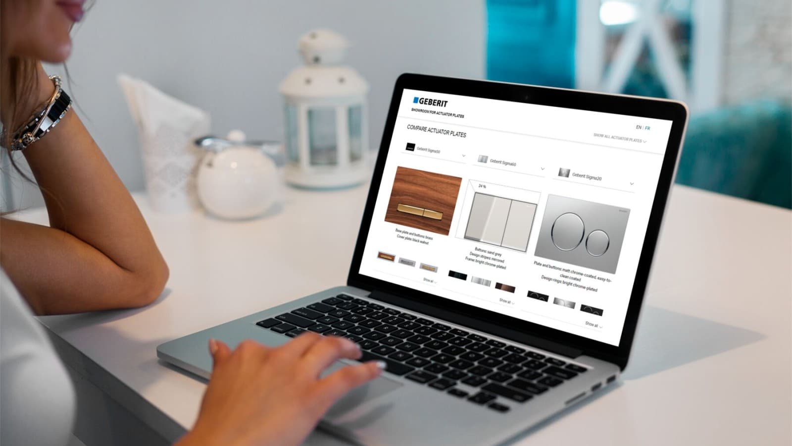 Kvinna som jämför spolplattor från Geberit Kvinna som jämför spolplattor från Geberit