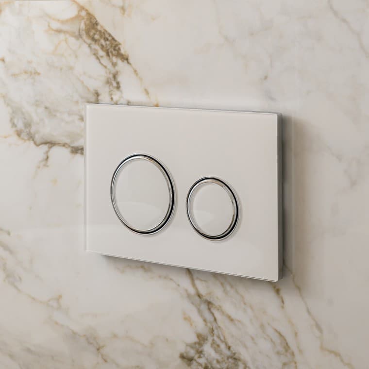 Vit Geberit Sigma50 spolplatta med designringar i silver Vit Geberit Sigma50 spolplatta med designringar i silver