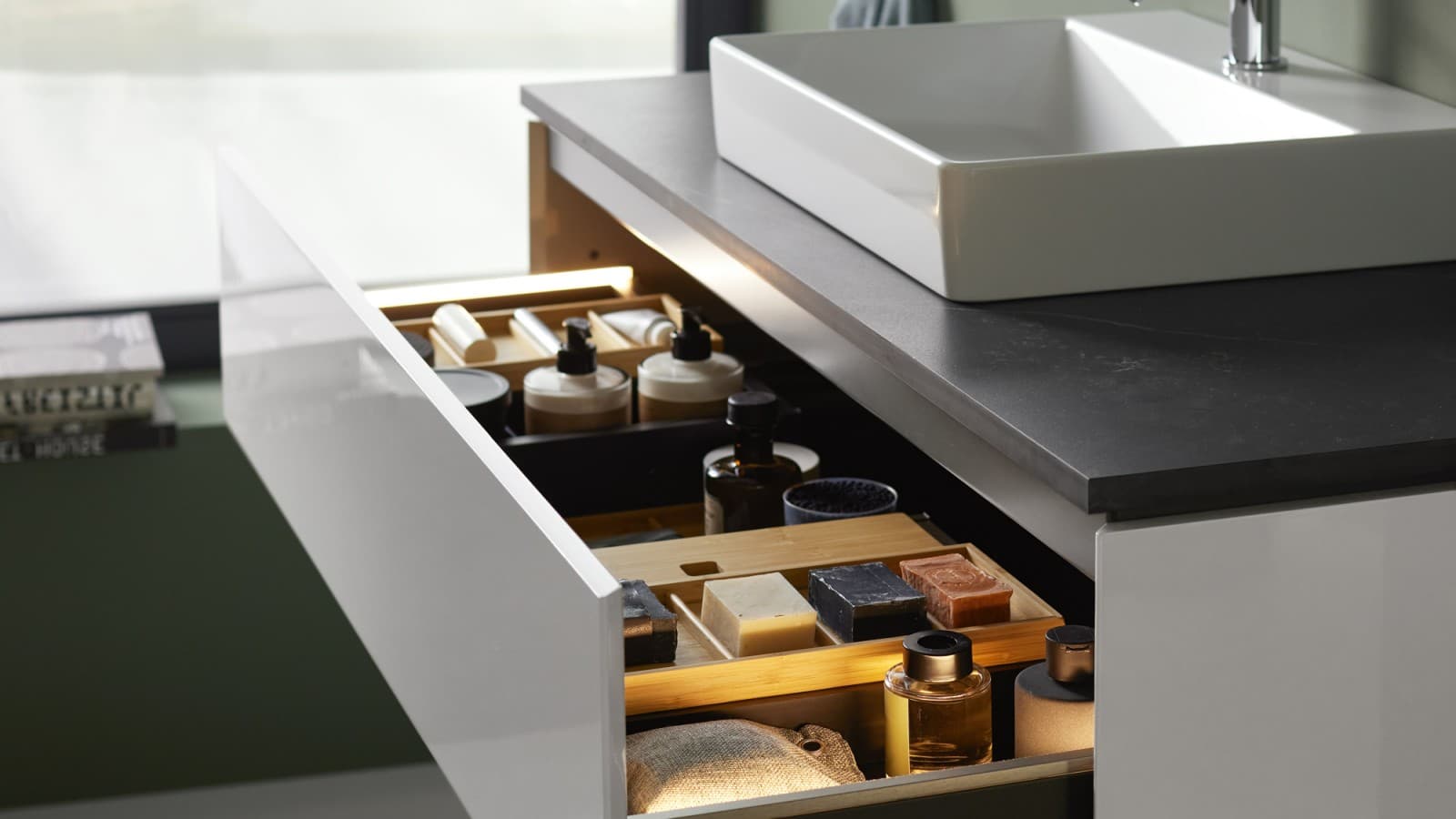 Ett öppet Geberit ONE underskåp med handtagsfri låda Ett öppet Geberit ONE underskåp med handtagsfri låda