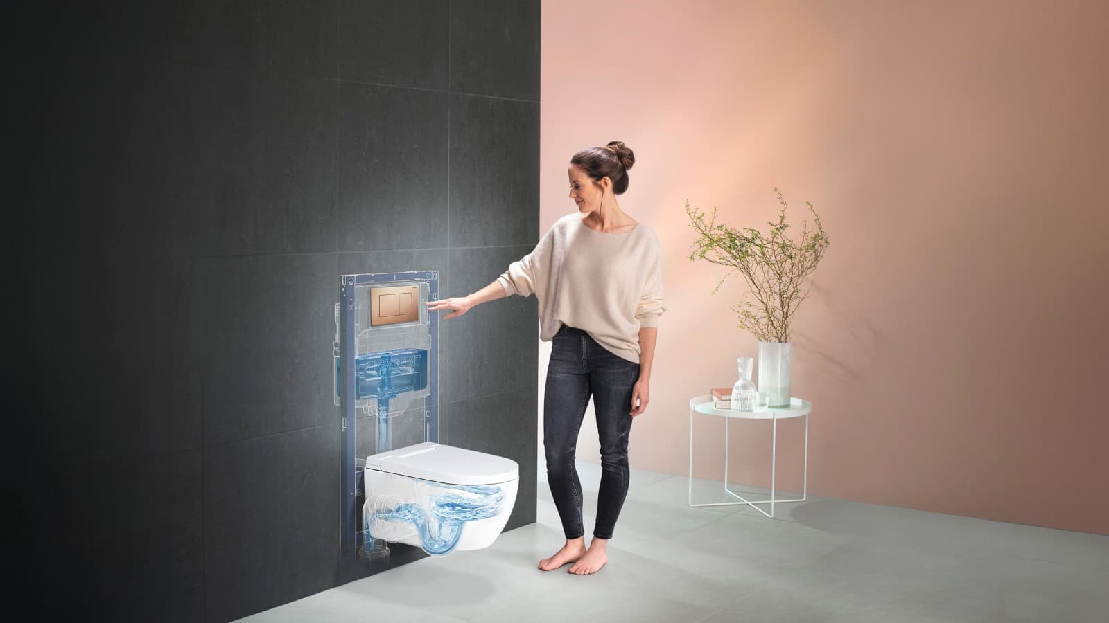 Kvinna bredvid Geberit AquaClean Alba duschtoalett Kvinna bredvid Geberit AquaClean Alba duschtoalett