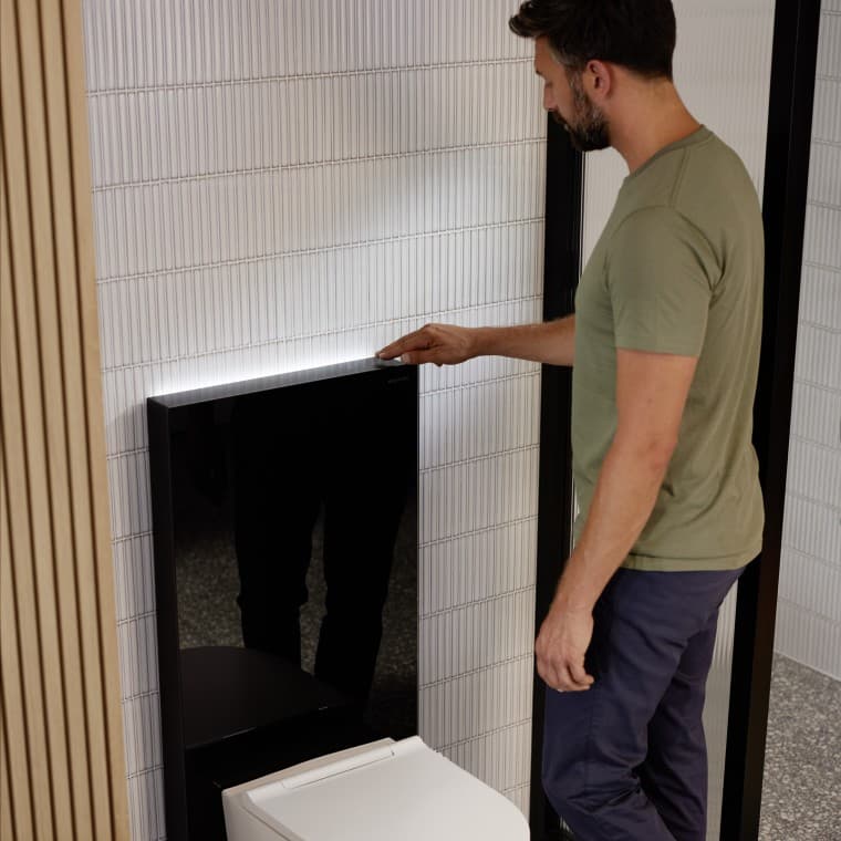 Man bredvid Geberit Monolith Plus sanitetsmodul Man bredvid Geberit Monolith Plus sanitetsmodul