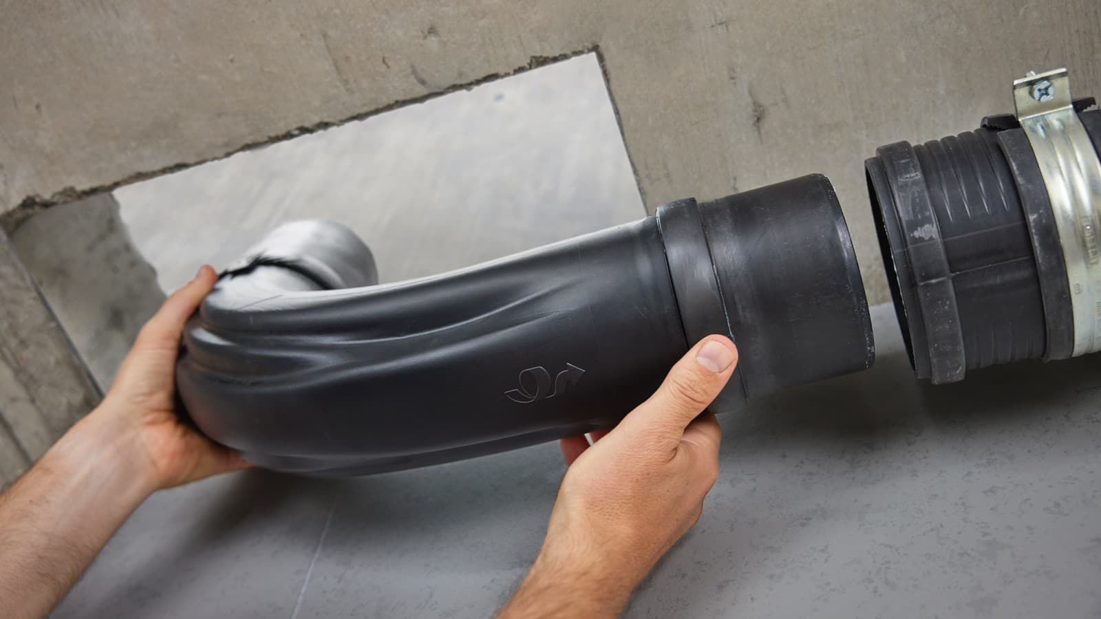 Geberit BottomTurn böj är snabbare och enklare att installera än två 45° böjar Geberit BottomTurn böj är snabbare och enklare att installera än två 45° böjar