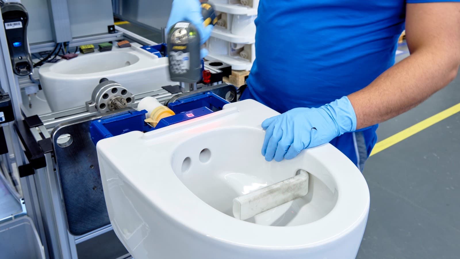 Geberit-medarbetare arbetar med en Geberit AquaClean Mera-duschtoalett i Jona Geberit-medarbetare arbetar med en Geberit AquaClean Mera-duschtoalett i Jona