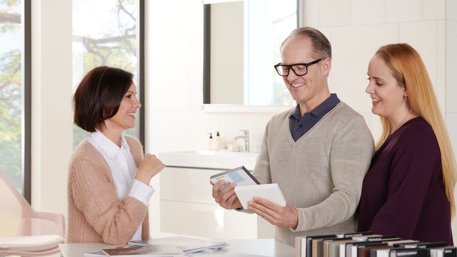 En återförsäljare ger råd till ett par En återförsäljare ger råd till ett par