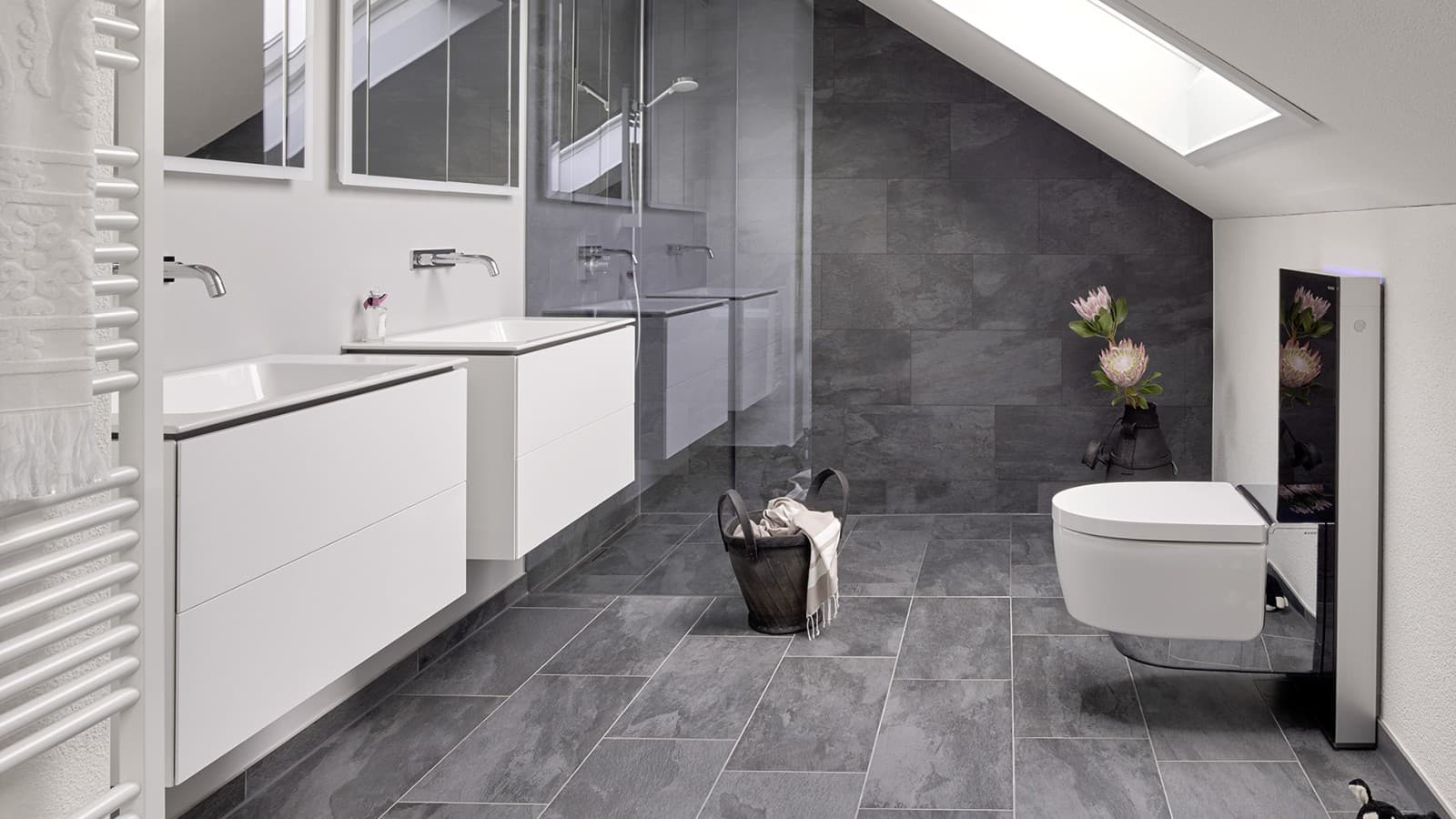 Badrum med snedtak och produkter från badrumsserien Geberit ONE och Geberit AquaClean med Monolith Badrum med snedtak och produkter från badrumsserien Geberit ONE och Geberit AquaClean med Monolith