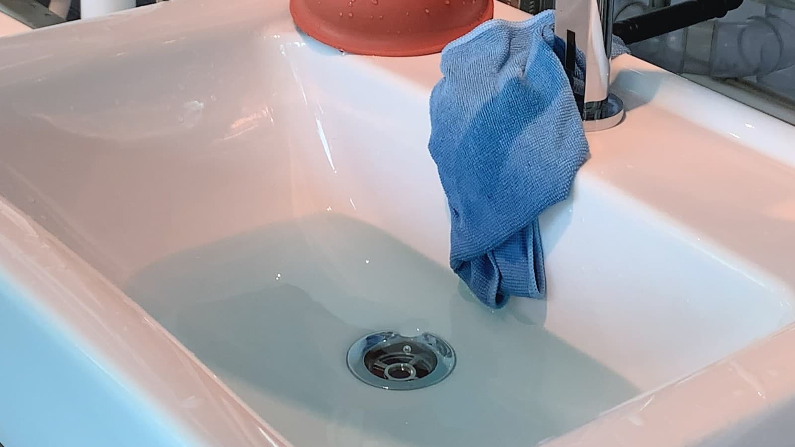 Vattnet rinner ner i avloppet Vattnet rinner ner i avloppet