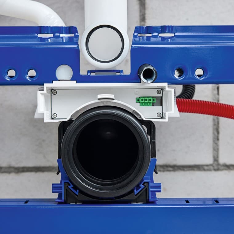 Elektrikern installerar elrör och ansluter mellanbotten till strömförsörjningssystemet Elektrikern installerar elrör och ansluter mellanbotten till strömförsörjningssystemet