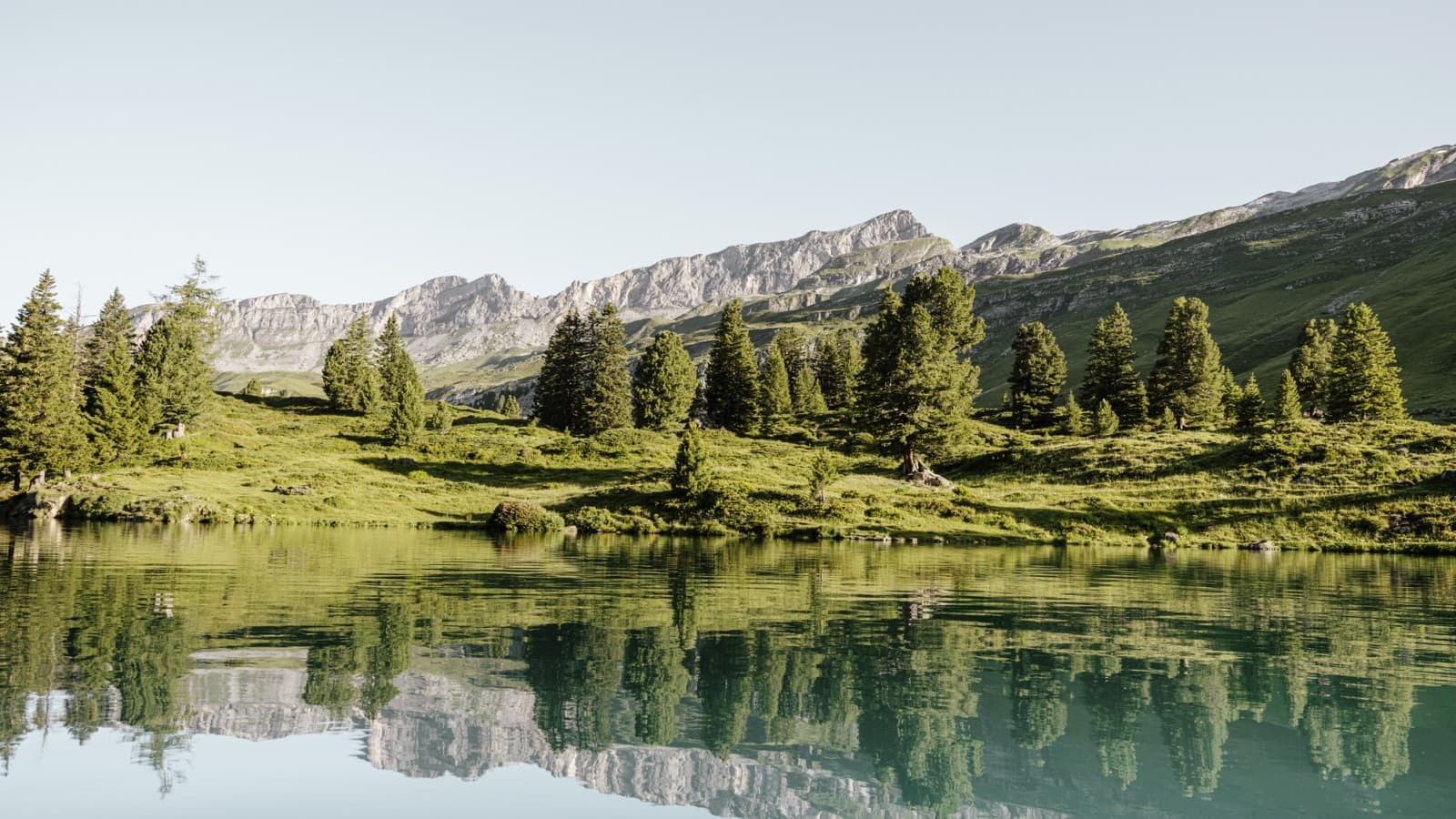 Speglingar i den schweiziska bergssjön Engstlensee på 1.835 meters höjd över havet. Fotograf: Bruno Augsburger (© Geberit) Speglingar i den schweiziska bergssjön Engstlensee på 1.835 meters höjd över havet. Fotograf: Bruno Augsburger (© Geberit)