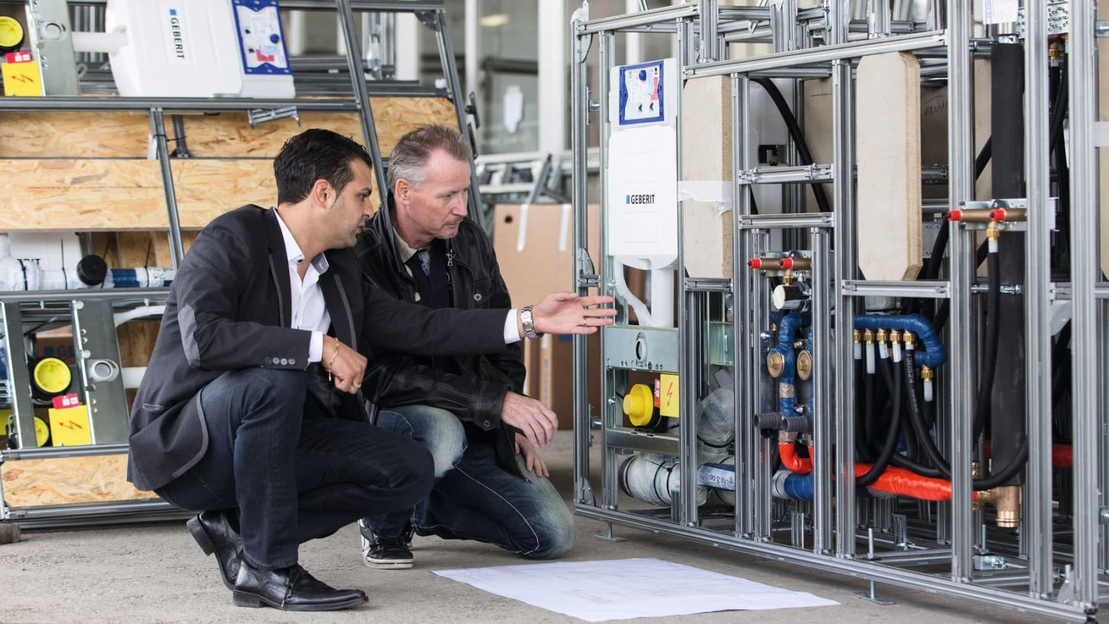 Geberits försäljningsrepresentant kontrollerar att installationen är korrekt. Geberits försäljningsrepresentant kontrollerar att installationen är korrekt.