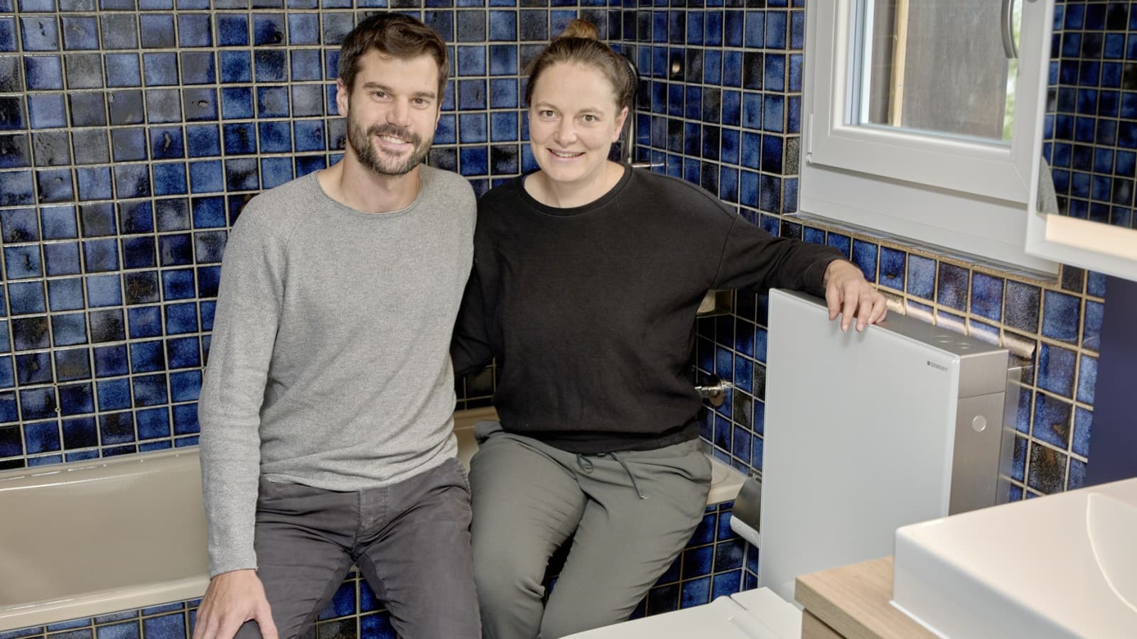 Tobias Wildbrett och Manuela Weibel är mycket nöjda med sitt varsamt renoverade badrum – och Geberit Monolith (© Ben Huggler) Tobias Wildbrett och Manuela Weibel är mycket nöjda med sitt varsamt renoverade badrum – och Geberit Monolith (© Ben Huggler)