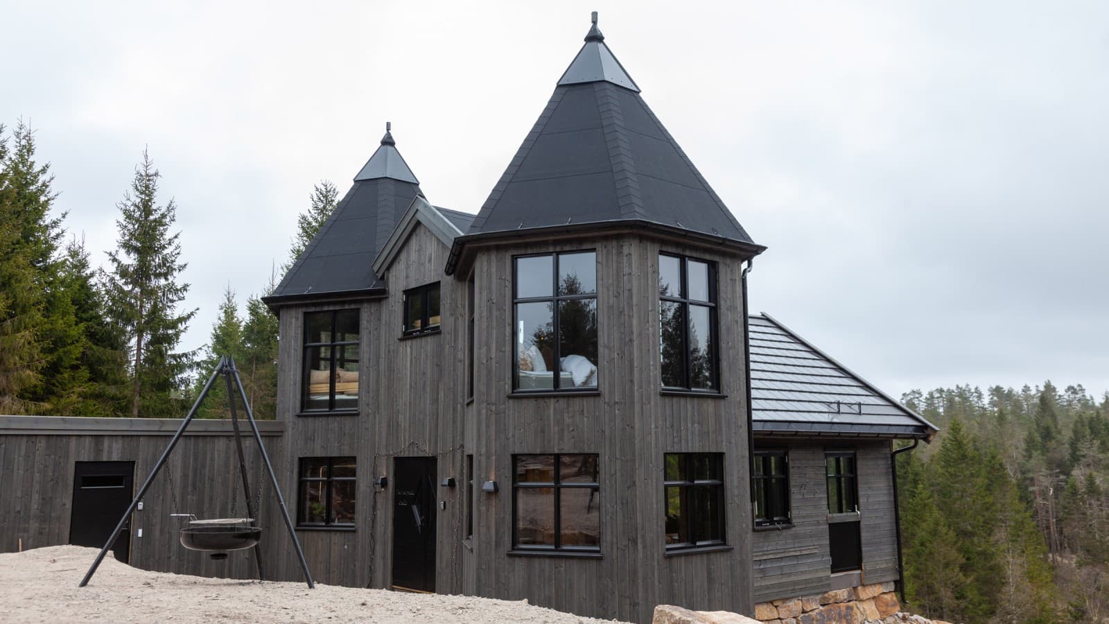 Ett litet sagoslott, helt byggt av trä i södra Norges skogar, kan hyras för en familjesemester (© Geberit) Ett litet sagoslott, helt byggt av trä i södra Norges skogar, kan hyras för en familjesemester (© Geberit)