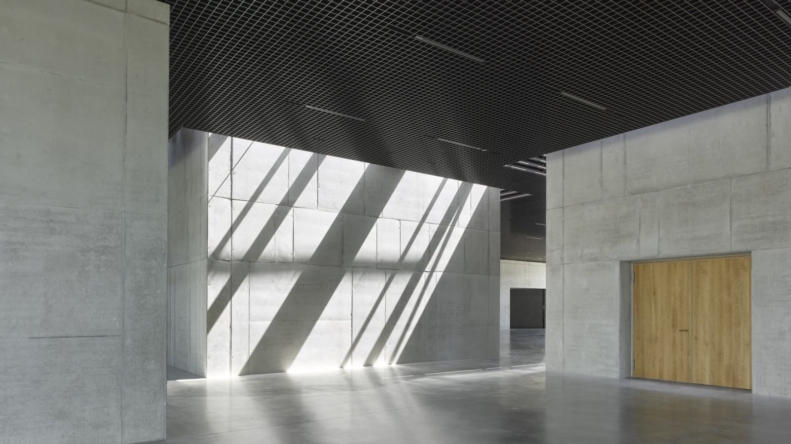 Samspelet mellan ljus och transparens, material och detaljer skapar en lugn och koncentrerad atmosfär (© Roland Halbe) Samspelet mellan ljus och transparens, material och detaljer skapar en lugn och koncentrerad atmosfär (© Roland Halbe)