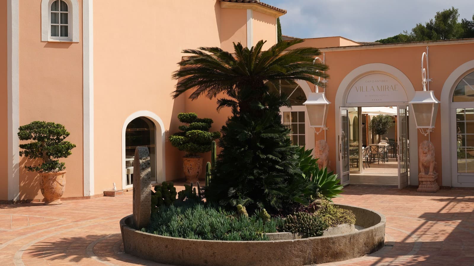 Exteriör vy av Villa Miraé i Antibes (© Marion Butet Studio)