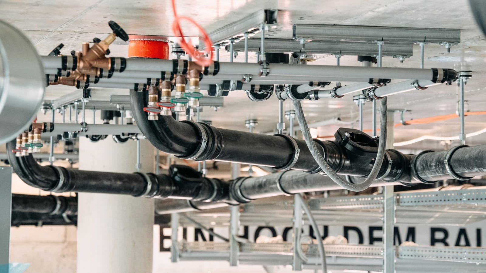 Silent-Pro SuperTube technology enables the discharge pipe to run over six meters without a slope (© Tobias Singer) Silent-Pro SuperTube technology enables the discharge pipe to run over six meters without a slope (© Tobias Singer)