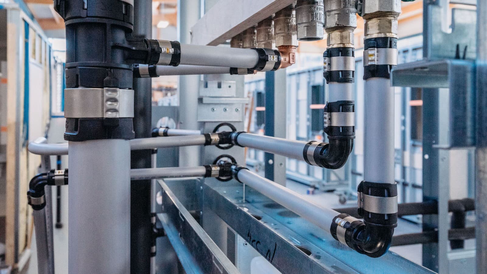 Pressindikatorn faller av under pressningen, så att pressade anslutningar syns tydligt Pressindikatorn faller av under pressningen, så att pressade anslutningar syns tydligt