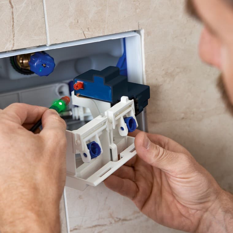 Visning av strömförsörjning vid eftermontering av hygienspolningsenheten HS05 av en VVS-installatör Visning av strömförsörjning vid eftermontering av hygienspolningsenheten HS05 av en VVS-installatör