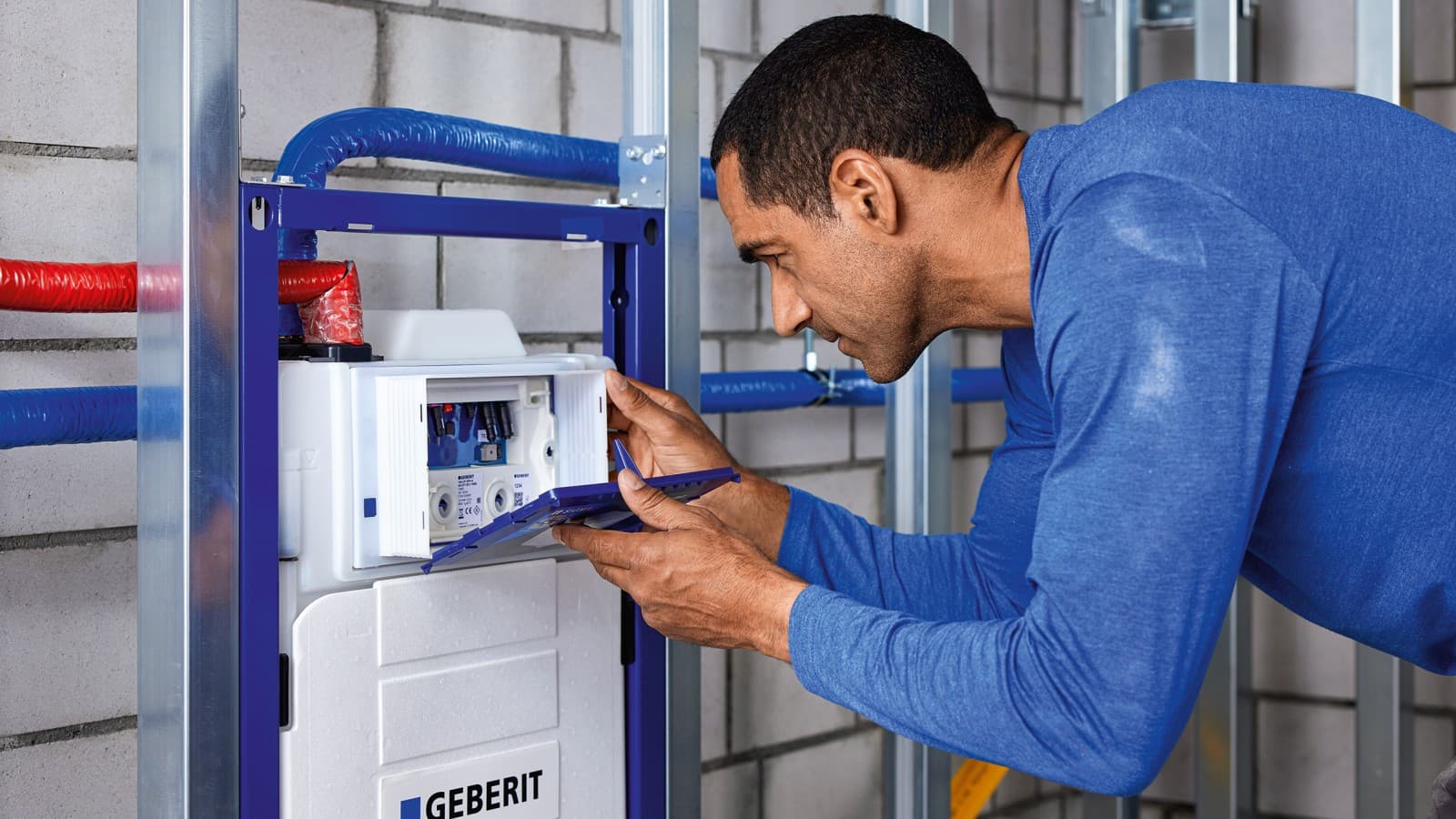 Man installerar Geberit hygiensystem Man installerar Geberit hygiensystem