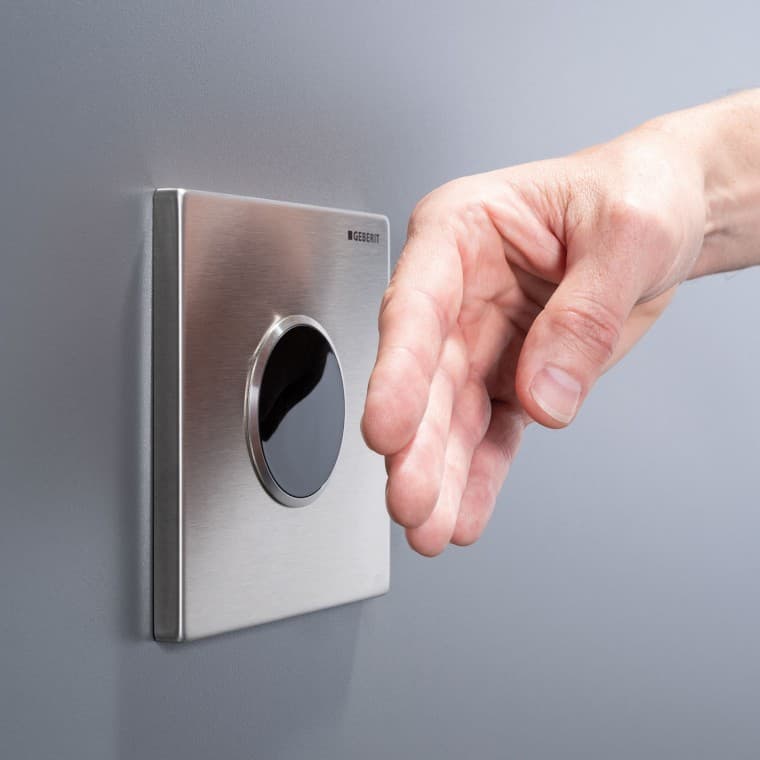 Beröringsfri urinalspolning med infraröd användarregistrering gör behovsbaserad programmering och tillförlitlig spolning möjlig Beröringsfri urinalspolning med infraröd användarregistrering gör behovsbaserad programmering och tillförlitlig spolning möjlig